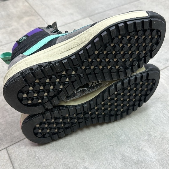 🔆VANS🔆 all weather high top boots, water resistant comfortable supportive. - Picture 6 of 15